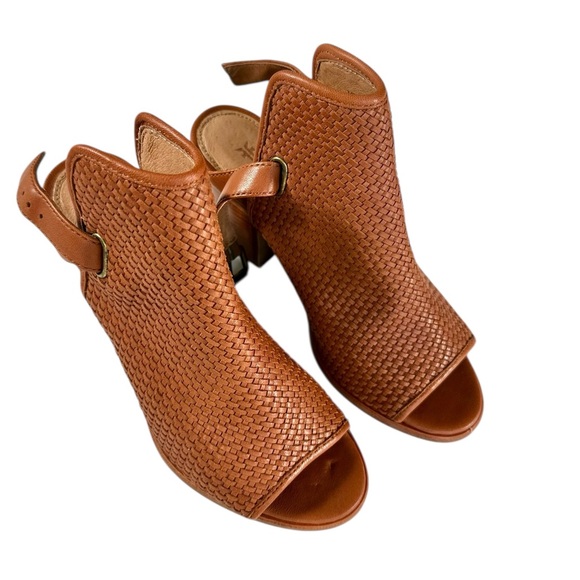 Frye Dani Woven Shield Leather Block Heeled Sandals - Picture 15 of 16
